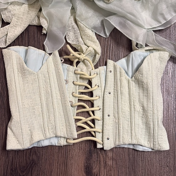 Off-Shoulder Ruffled Dress - Picture 4 of 6